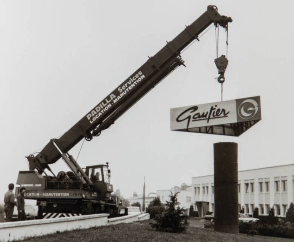 Aanbrengen van het eerste logo van Gautier